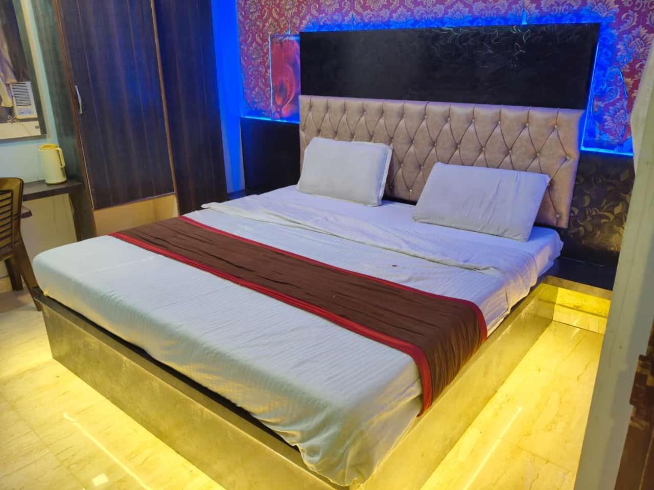 Hotel Park Avenue Lucknow Bagian luar foto